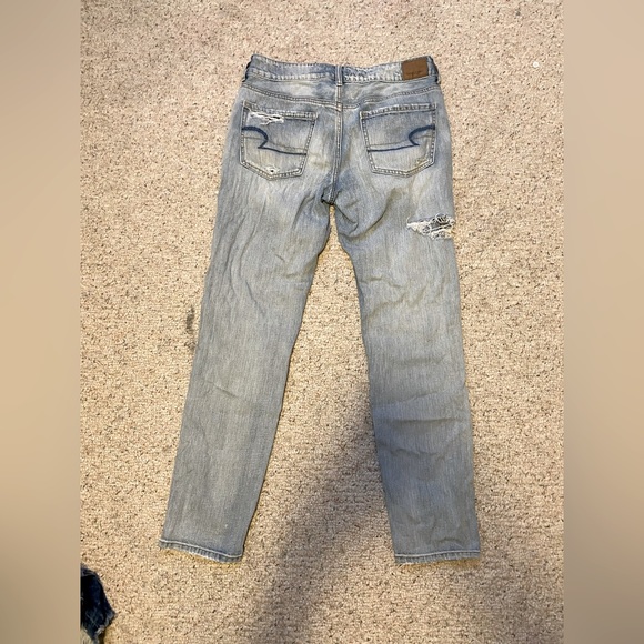Americain Eagle High Rise Ripped Denim Mom Jeans - Picture 2 of 3